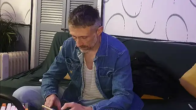 Snapshot of unclestefansdick chatting on 11/04/25, 09:03 unclestefansdick online show from 11/04/25, 09:03