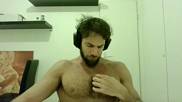 Snapshot of alpha-hunk chatting on 10/15/25, 07:14 alpha-hunk online show from 10/15/25, 07:14