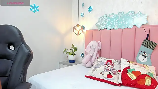 Snapshot of MAYROBERTSS chatting on 12/17/24, 12:22 MAYROBERTSS online show from 12/17/24, 12:22