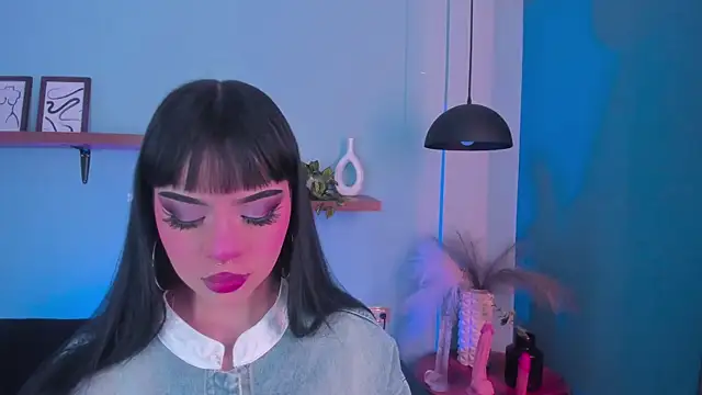 Snapshot of maddy_walker chatting on 11/13/25, 01:21 maddy walker online show from 11/13/25, 01:21