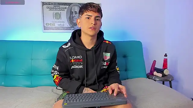 Snapshot of Lyam_ap chatting on 12/21/25, 10:11 Lyam ap online show from 12/21/25, 10:11