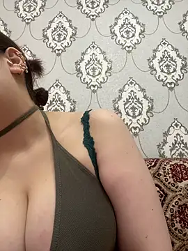 Snapshot of StormBeverly chatting on 11/27/25, 09:55 StormBeverly online show from 11/27/25, 09:55