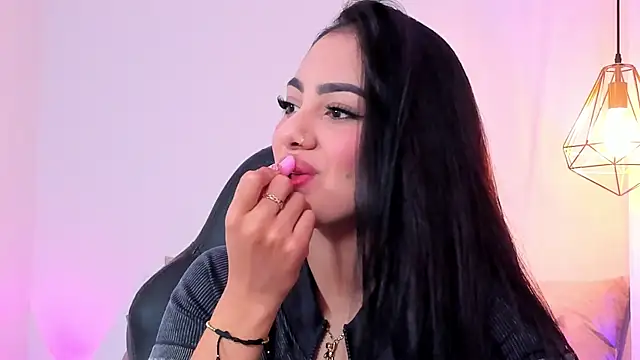 Snapshot of mallie_quinn chatting on 12/20/24, 01:11 mallie quinn online show from 12/20/24, 01:11