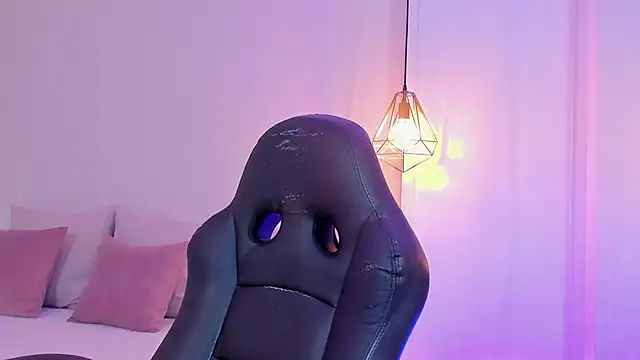 Snapshot of mallie_quinn chatting on 02/07/25, 12:50 mallie quinn online show from 02/07/25, 12:50