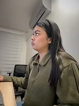 Snapshot of jennifer_oliveira chatting on 12/05/25, 06:33 jennifer oliveira online show from 12/05/25, 06:33