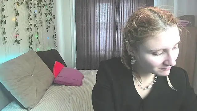 Snapshot of Miss_Elsa_ chatting on 02/12/25, 07:44 Miss Elsa online show from 02/12/25, 07:44
