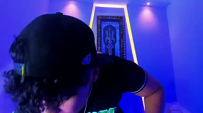 Snapshot of jamescurli_ chatting on 12/19/24, 04:23 jamescurli  online show from 12/19/24, 04:23