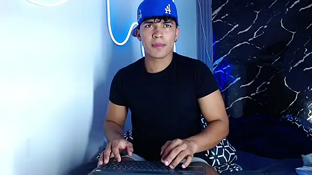 Snapshot of jamescurli_ chatting on 10/01/25, 02:45 jamescurli  online show from 10/01/25, 02:45