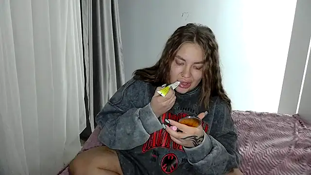 Snapshot of 96CHloe96 chatting on 12/12/24, 06:21 96CHloe96 online show from 12/12/24, 06:21