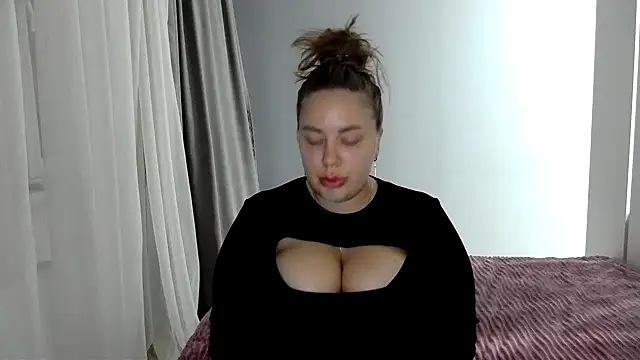 Snapshot of 96CHloe96 chatting on 12/13/24, 04:16 96CHloe96 online show from 12/13/24, 04:16