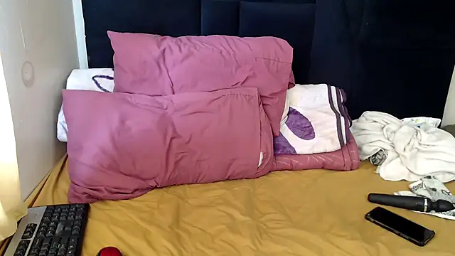 Snapshot of Busty-Londie chatting on 10/26/25, 08:53 Busty-Londie online show from 10/26/25, 08:53