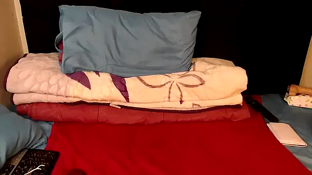 Snapshot of Busty-Londie chatting on 11/25/25, 09:31 Busty-Londie online show from 11/25/25, 09:31