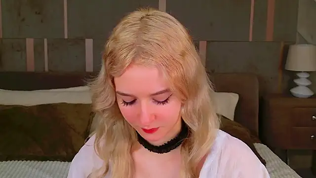 Snapshot of NaomiLoys chatting on 02/11/25, 12:17 NaomiLoys online show from 02/11/25, 12:17