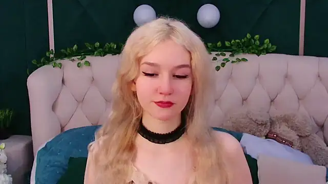 Snapshot of NaomiLoys chatting on 02/17/25, 02:20 NaomiLoys online show from 02/17/25, 02:20