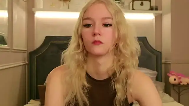 Snapshot of NaomiLoys chatting on 09/20/25, 10:38 NaomiLoys online show from 09/20/25, 10:38