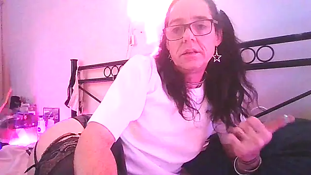 Snapshot of ingrid1982 chatting on 09/24/25, 03:43 ingrid1982 online show from 09/24/25, 03:43