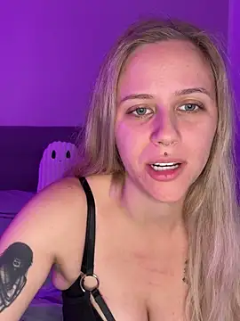 lunawolf21 online show from 10/22/25, 06:57