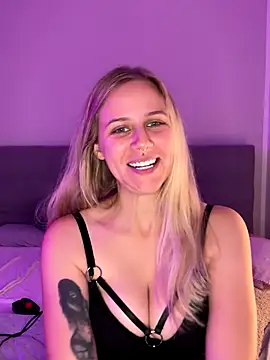 lunawolf21 online show from 10/24/25, 07:16