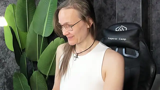Lillian White online show from 05/03/26, 01:00