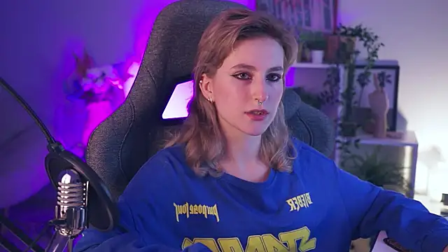 Snapshot of LuxRayi chatting on 12/08/24, 07:11 LuxRayi online show from 12/08/24, 07:11