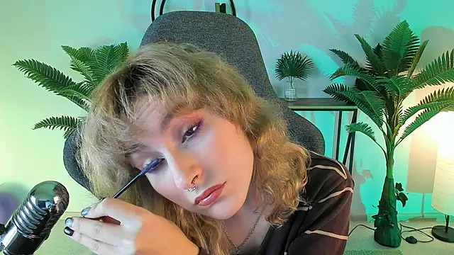 Snapshot of LuxRayi chatting on 12/14/24, 02:53 LuxRayi online show from 12/14/24, 02:53