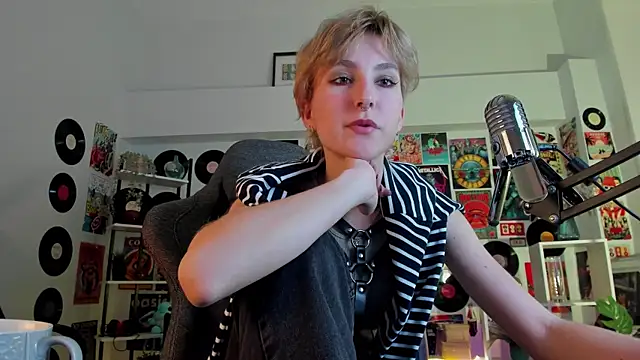 Snapshot of LuxRayi chatting on 12/26/24, 09:33 LuxRayi online show from 12/26/24, 09:33