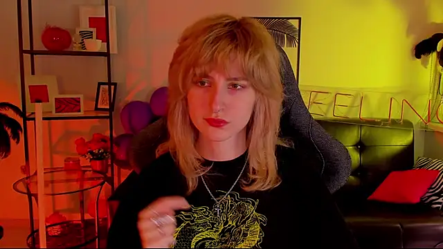 Snapshot of LuxRayi chatting on 01/06/25, 02:47 LuxRayi online show from 01/06/25, 02:47