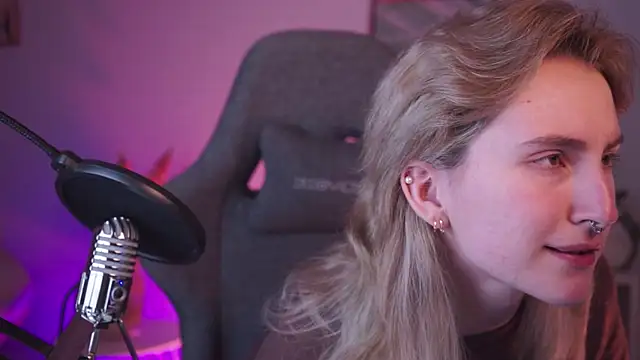 Snapshot of LuxRayi chatting on 01/13/25, 05:55 LuxRayi online show from 01/13/25, 05:55