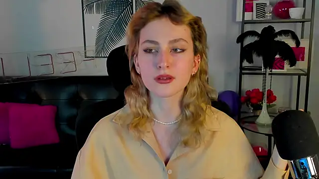 Snapshot of LuxRayi chatting on 01/25/25, 06:35 LuxRayi online show from 01/25/25, 06:35