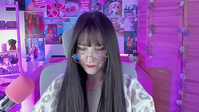 Snapshot of LuxRayi chatting on 02/07/25, 08:53 LuxRayi online show from 02/07/25, 08:53