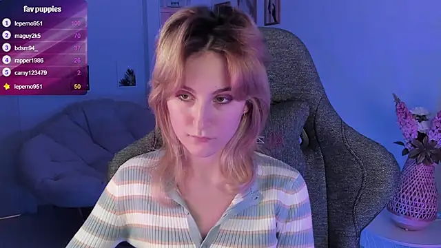 Snapshot of LuxRayi chatting on 02/25/25, 09:02 LuxRayi online show from 02/25/25, 09:02