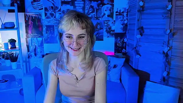 Snapshot of LuxRayi chatting on 03/12/25, 06:33 LuxRayi online show from 03/12/25, 06:33