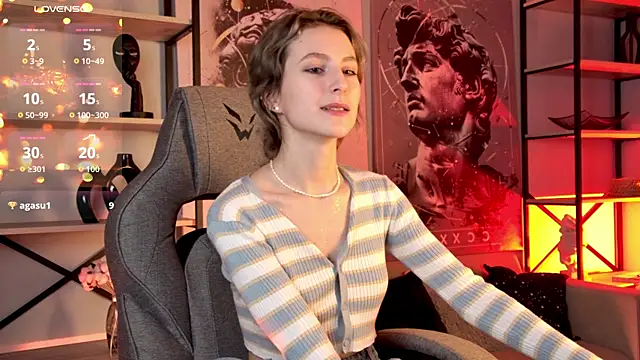 Snapshot of LuxRayi chatting on 09/17/25, 08:32 LuxRayi online show from 09/17/25, 08:32