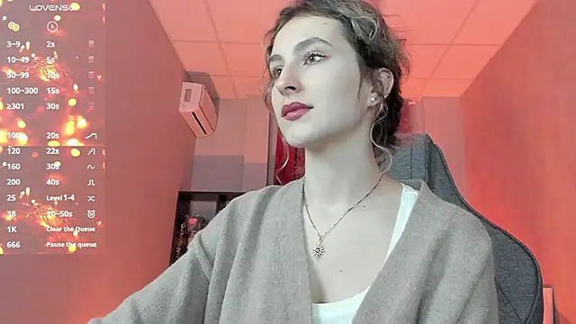 Snapshot of LuxRayi chatting on 11/05/25, 02:44 LuxRayi online show from 11/05/25, 02:44