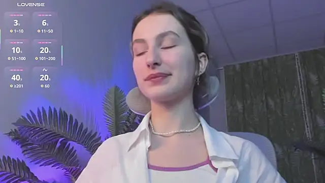 Snapshot of LuxRayi chatting on 01/16/26, 02:48 LuxRayi online show from 01/16/26, 02:48