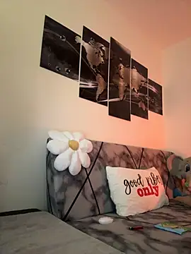 Snapshot of Eelleen chatting on 12/04/25, 02:37 Eelleen online show from 12/04/25, 02:37