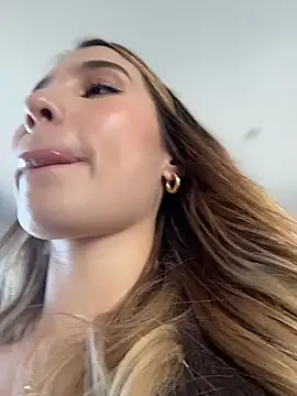 Snapshot of SophieRaily_ chatting on 01/06/26, 08:45 SophieRaily online show from 01/06/26, 08:45