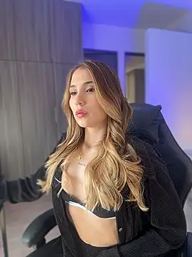 Snapshot of SophieRaily_ chatting on 01/13/26, 06:57 SophieRaily online show from 01/13/26, 06:57