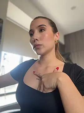 Snapshot of SophieRaily_ chatting on 01/14/26, 08:58 SophieRaily online show from 01/14/26, 08:58