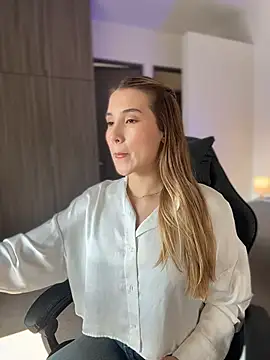 Snapshot of SophieRaily_ chatting on 01/16/26, 05:06 SophieRaily online show from 01/16/26, 05:06