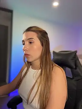 Snapshot of SophieRaily_ chatting on 03/05/26, 10:50 SophieRaily online show from 03/05/26, 10:50