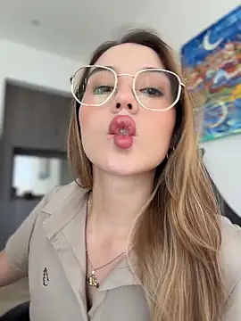 Snapshot of SophieRaily_ chatting on 03/18/26, 10:02 SophieRaily online show from 03/18/26, 10:02