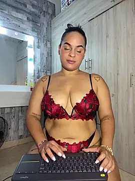 Snapshot of Violetrousse chatting on 12/20/25, 08:05 Violetrousse online show from 12/20/25, 08:05