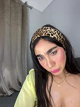Snapshot of Meryem_Queen chatting on 05/20/26, 01:56 Meryem Queen online show from 05/20/26, 01:56