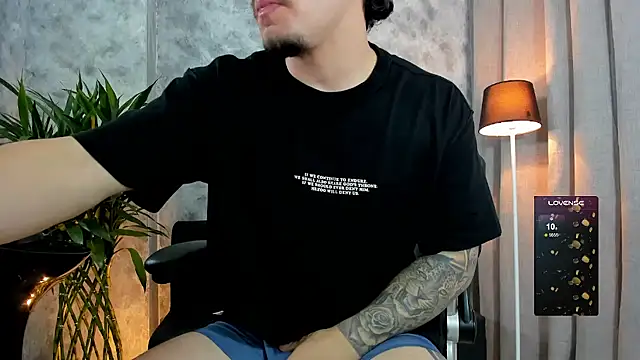 boyc022  online show from 12/18/25, 10:21