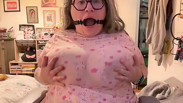 Snapshot of MimiParis chatting on 01/08/25, 04:22 MimiParis online show from 01/08/25, 04:22