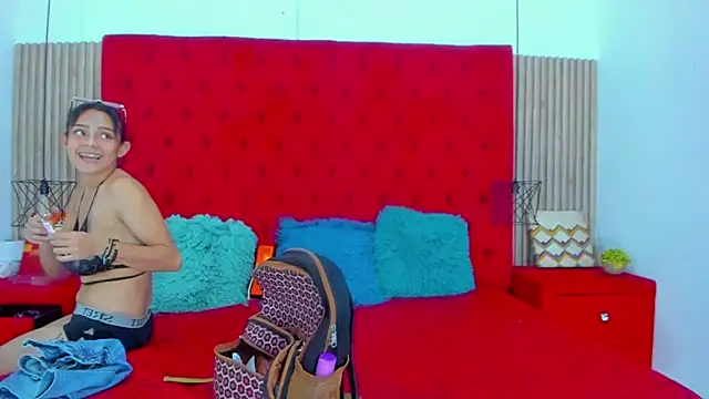 Snapshot of AmeliaANDEmily chatting on 02/19/25, 07:48 AmeliaANDEmily online show from 02/19/25, 07:48