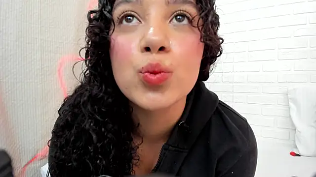 Snapshot of Julieta_333 chatting on 02/24/25, 05:31 Julieta 333 online show from 02/24/25, 05:31