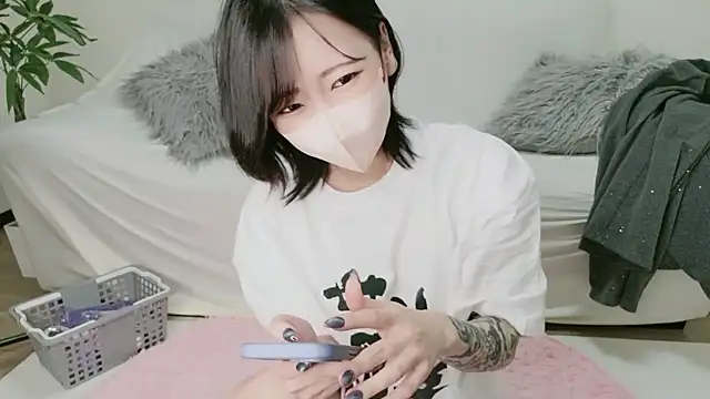 Snapshot of rei_0180 chatting on 04/04/26, 09:40 rei 0180 online show from 04/04/26, 09:40