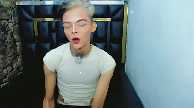 Snapshot of Luna_and_valery chatting on 02/04/25, 08:17 Luna and valery online show from 02/04/25, 08:17